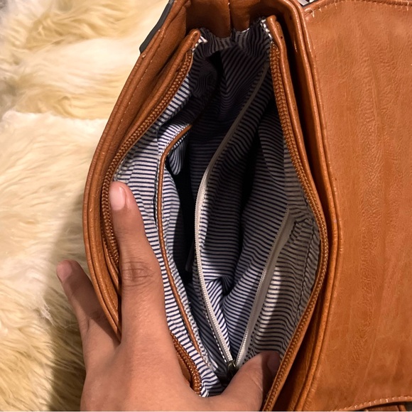 Elegant Tan Leather Crossbody Bag - Picture 6 of 6